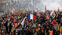 حضور ۳۵۰ هزار معترض در خیابان‌های پاریس؛ پلیس گاز اشک‌آور شلیک کرد