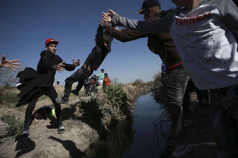 تلاش پناهجویان برای عبور از مرز مکزیک و ورود به آمریکا