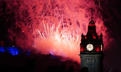 آتش بازی بر فراز قلعه ادینبورگ در طول جشن خیابانی جشن سال نو هوگمانای در ادینبورگ منفجر شد.