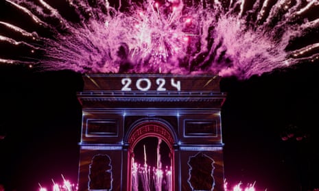 طاق پیروزی در جشن های سال نو در پاریس.