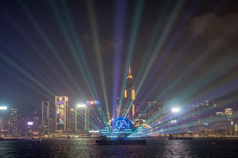 یک نمایش لیزری بر فراز بندر ویکتوریا برای جشن های شب سال نو در هنگ کنگ دیده می شود.