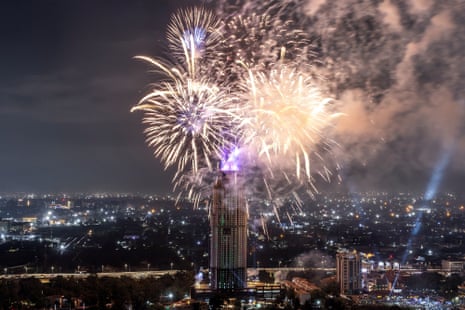 آتش بازی بر فراز خط افق شهر در طول جشن سال نو در نایروبی منفجر شد.