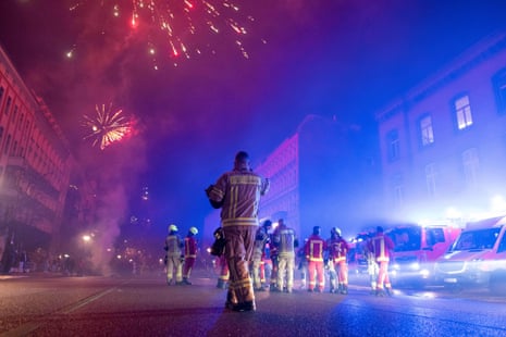 به طور سنتی، آتش نشانی برلین با چراغ ها و آژیرهای آبی به استقبال سال جدید می رود.  شرط می بندم که همسایه ها آن را دوست دارند.