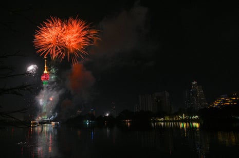 آتش بازی در کنار برج نیلوفر آبی در جشن سال نو در کلمبو، سریلانکا منفجر شد.