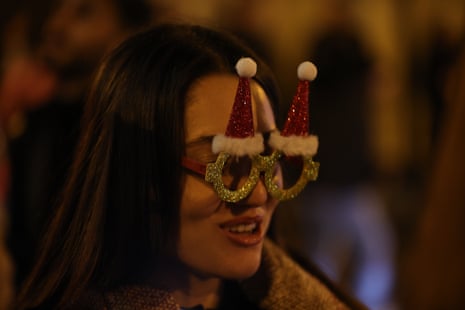 زنی برای سال جدید در استانبول عینک جدیدی می‌زند.