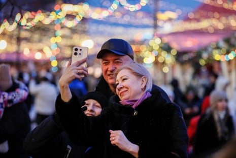 مردم در جشن سال نو در مرکز مسکو سلفی می گیرند.