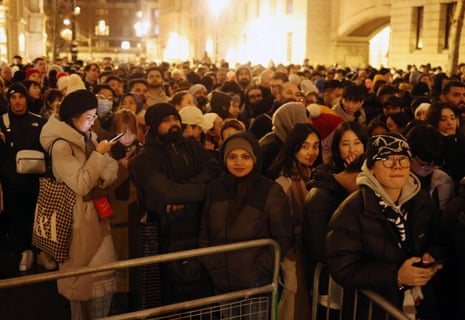 مردم قبل از جشن آتش بازی شب سال نو در تیمز لندن، در صف نگهبانی قرار می گیرند و بلیط ها را چک می کنند.