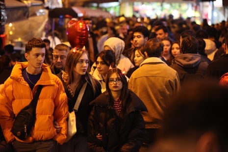 ازدحام جمعیت در استانبول دیده می شود که برای جشن های سال نو گرد هم می آیند.