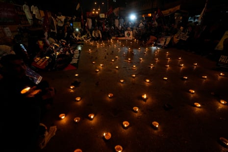 تظاهرات با شمع روشن علیه حملات هوایی اسرائیل به غزه برای نشان دادن همبستگی با مردم فلسطین در کراچی پاکستان برگزار شد.