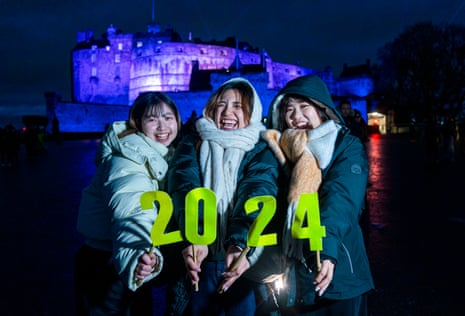 دانشجویان دانشگاه ژاپنی در جشن‌های سال نوی هوگمانای امشب در ادینبورگ عکس گرفتند، جایی که ممکن است آب و هوای بسیار بهتری نسبت به انگلستان و ولز داشته باشند.