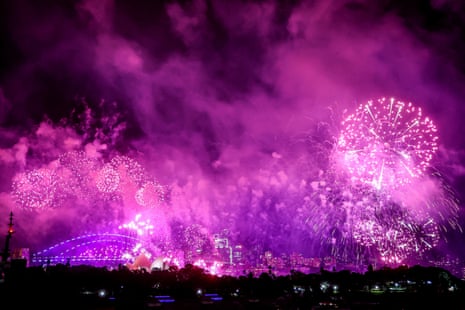 آتش بازی بر فراز پل بندرگاه سیدنی و خانه اپرای سیدنی در جشن های شب سال نو منفجر شد.
