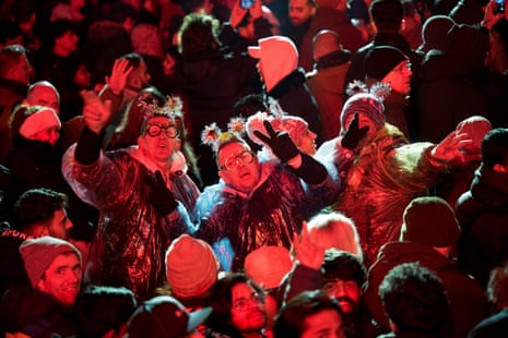 مردم در مهمانی دروازه براندنبورگ در برلین جشن می گیرند.