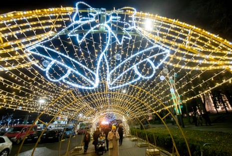 مردم در طول جشن سال نو در کیشیناو، مولداوی، در خیابان‌های تزئین شده با چراغ‌های کریسمس قدم می‌زنند.