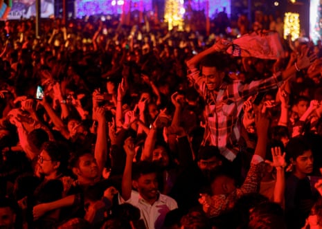 مردم در مراسم جشن سال نو در بمبئی می رقصند.