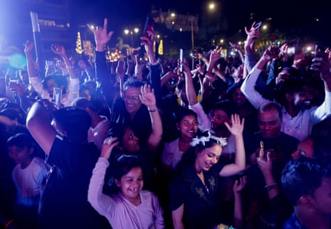 مردم در مراسم جشن سال نو در بمبئی می رقصند.