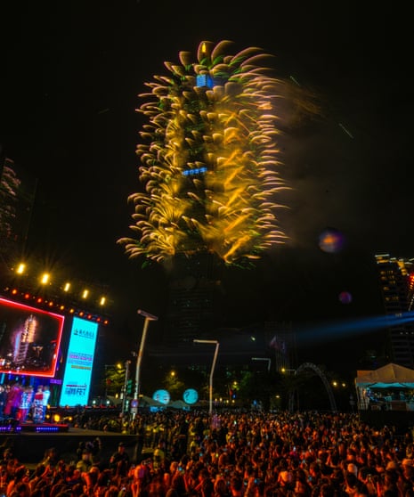 آتش بازی آسمان تایپه و تایپه 101 را در جشن های شب سال نو روشن می کند.