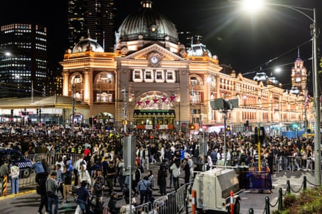 مردم در خیابان سنت کیلدا در جشن‌های شب سال نو در ملبورن استرالیا ازدحام می‌کنند.