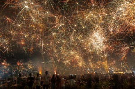 مردم شب سال نو را در پالو، اندونزی جشن می گیرند.