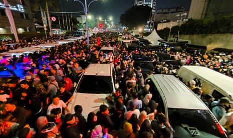 ساکنان برای جشن سال نو در یک میدان اصلی در جاکارتا، اندونزی گرد هم می آیند.