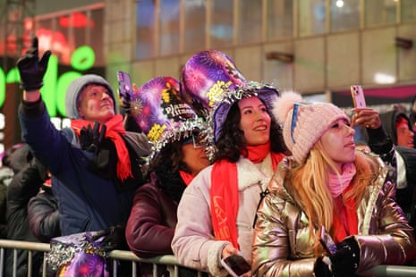 تماشاگران در نزدیکی میدان تایمز منتظر جشن های نیویورک هستند و تنها چهار ساعت تا نیمه شب در ساحل شرقی ایالات متحده باقی مانده است.
