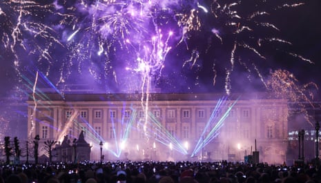 مردم در جشن سال نو در مقابل کاخ سلطنتی در بروکسل شرکت می کنند.