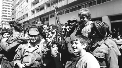 پرتغال، ۲۵ آوریل ۱۹۷۴: شورش نظامی که به انقلاب تبدیل شد – برگردان: کمال فرهمند