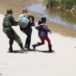در مرز آمریکا با مکزیک چه می گذرد؟ فقط در فاصله یک ماه ۲۵۰ هزار مهاجر وارد “گذرگاه مرگ” شدند – ترجمه: شهباز نخعی